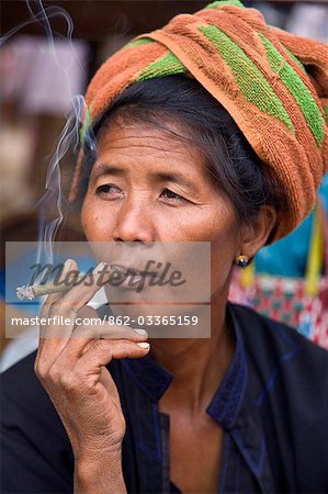 Myanmar, Birmanie, lac Inle. Une femme de Pa-O en habit traditionnel. Fumer des cigarillos locales est répandu chez les femmes.