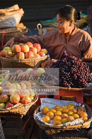 Eine Frau verkauft eine köstliche Auswahl von frischem Obst Sittwe des geschäftigen Markt.