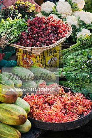 Myanmar, en Birmanie, l'Etat Rakhine. Un étal au marché animé de Sittwe, affichant une impressionnante sélection de fruits et légumes.