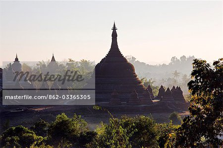 Myanmar, Birmanie, Mrauk U. tard soleil baigne les cloche temples historiques de Mrauk U qui ont été construits dans le style de Rakhine entre les XVe et XVIIe siècles.