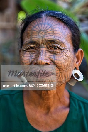 Myanmar, Etat Chin, Kyi Chaung Village. Une femme de menton au visage tatoué. Il était d'usage dans le passé pour les filles à être tatoués à 14 ou 15 ans, un processus douloureux qui a pris deux jours.