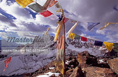 Drapeaux de prière sur le dessus de Gokyo Rei regardant vers le nord vers la frontière du Tibet