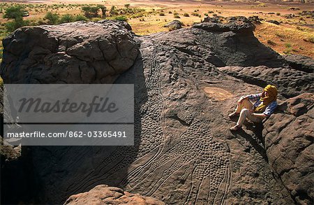 Niger, Tenere-Wüste. Rock Art der Giraffen in Dabos, in der Nähe von Ifrouane. Die Stiche, gehören eine schöne Gruppe von Giraffen, auf einer dunklen Felsbrocken am Rande dessen, was ein großer See vor einigen tausend Jahren war. Der Felszeichnungen sind Schätzungen zufolge zwischen 6000 und 8000 Jahre alt.