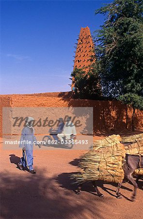 Agadez, Niger. Seit mehr als 500 Jahren ist Agadez Scheideweg für Berber und Sub-Saharan Afrikaner, Arabische Händler und europäische Entdecker. Ein Ort in Ghana Gold und Makkan Pilger, Barbary Pferde und osmanischen brocades. Heute kommen Außenseiter nach Agadez für waren und Dienstleistungen eines neuen Jahrtausends - hochwertige Uran und High-End-Tourismus.