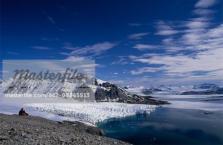 Randonneur au repos sur une montagne qui surplombe Kongsfjorden.