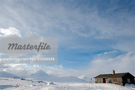 Alpes de Lyngen de Tromso, Norvège. Une cabane de montagne dans les Alpes de Lyngen abritent les indispensables de l'extrême froid de l'hiver