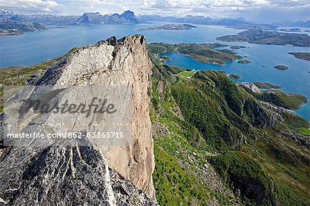 Norvège, Nordland, Helgeland, île de Rodoy. Vue sur les îles environnantes de la 400 mètre haute crête de Rodoylova, qui traduit signifie 'Lion de Rodoy' et qui de loin aussi ressemble à un sphinx.