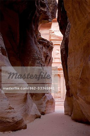 Le Trésor, le mieux conservé de tous les tombeaux de Petra, à partir de la Siq.