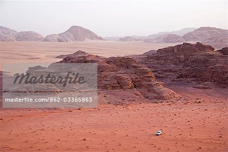 Un Landscruiser conduit à travers les paysages du désert de Wadi Rum, Jordanie