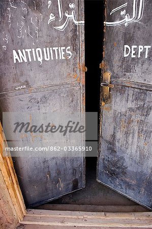 Jordanie, Petra région. Les portes d'un bureau du département antiquités dans l'antique nabatéen trading capital de Pétra.