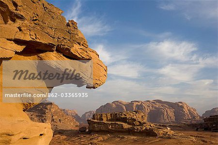 Jordanie, région d'Aqaba, Wadi Rum. Les paysages de désert plus spectaculaire du monde, Wadi Rum a été un carrefour historique pour les commerçants de Nabeatean de la péninsule arabique, Lawrence d'Arabie et les aventuriers modernes.