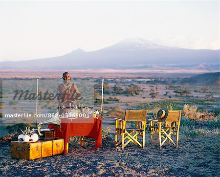 Apéritifs dans le style avec une vue Mt.Kilimanjaro sur un disque de jeu de soirée Tortilis Camp.