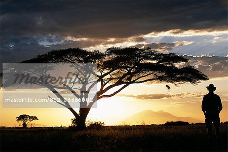 Beobachten den Sonnenuntergang hinter Longido Berg auf einer Pirschfahrt aus Tortilis Camp.