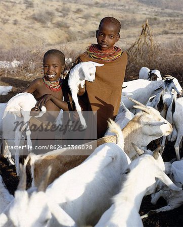 In den frühen Morgenstunden nehmen junge Samburu Mädchen Kinder zu ihren Müttern. Sie werden dann die Nanny Ziegen verlassen die Hälfte die Milch für die Kinder Milch. Nur Frauen und Kinder Melken Ziegen, obwohl jedes Mitglied der Familie wird die Milch zu trinken.