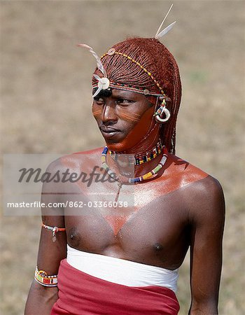 Un guerrier Samburu resplendissant avec ses longues tresses de cheveux ocrée. Ses ornements d'oreille rond sont en ivoire. Guerriers Samburu sont vaines et fier, reprenant leur apparence de grande détresse. Ils utilisent ocre largement ; C'est une terre naturelle contenant de l'oxyde ferrique qui est mélangé avec de la graisse animale à la consistance de fard.