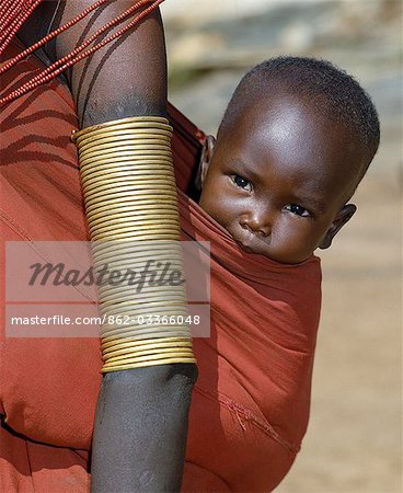 Samburu mères seront souvent portent leurs bébés en cotonnade lumineux attachés autour de leur taille ou en bandoulière sur le dos avec un noeud sur une épaule. Parfois, les bobines de fil de laiton couvrira bras supérieur ou inférieurs de femmes ; elles peuvent être dissoutes si étroitement que mouvement du bras est limité causant le biceps à affaiblir progressivement.