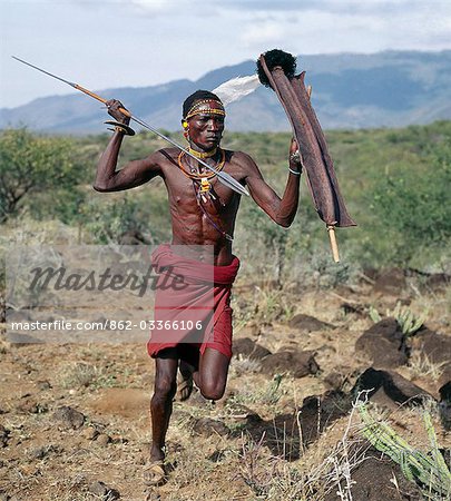 Les armes traditionnelles des guerriers Turkana se composait d'une lance à long manche avec une lame étroite, un petit bouclier rectangulaire en girafe ou peau de buffle, un couteau de poignet autour du poignet droit de l'assaillant et un ou deux couteaux de doigt pour gougeage des yeux de l'ennemi. Ils doivent avoir été un spectacle impressionnant en plein cri de guerre. Armes modernes ont désormais remplacé les anciennes méthodes de combat.