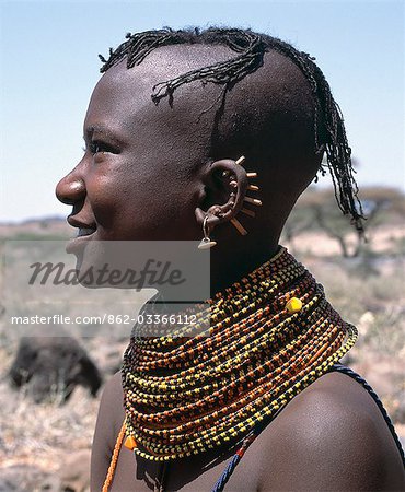 Ein junges Mädchen Turkana hatte die Felgen des ihre Ohren durchbohrt in sieben Orten und hält, was die Löcher mit kleinen Holzstäbchen zu öffnen. Nach der Heirat hängen sie Blatt-förmigen Metallanhänger aus jedem Loch.