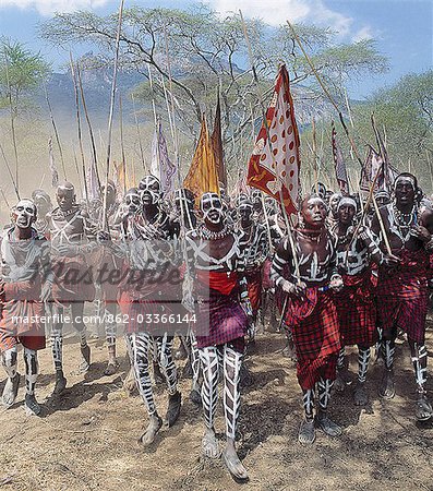 Während eine Eunoto Zeremonie wenn Maasai Krieger junior Ältestenrat werden, den Kopf rasiert sind und sie sich mit weißem Ton daub.