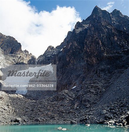 Tyndall Tarn, 14, 900 pieds, est niché sous les pics du mont Kenya - le plus haut, Batian, 17 058 pieds et sur sa droite se Nelion à 17 022 pieds. Les glaciers sont diminshing rapide à cause du réchauffement. Tyndall Tarn, 14, 900 pieds, est niché sous les pics du mont Kenya - le plus haut, Batian, 17 058 pieds et sur sa droite se Nelion à 17 022 pieds. Les glaciers sont diminshing rapide à cause du réchauffement.
