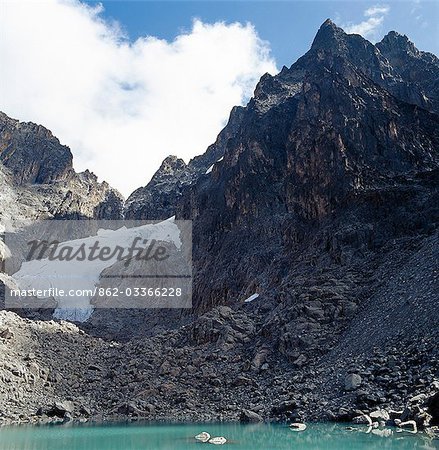 Tyndall Tarn, 14, 900 pieds, est niché sous les pics du mont Kenya - le plus haut, Batian, 17 058 pieds et sur sa droite se Nelion à 17 022 pieds. Les glaciers sont diminshing rapide à cause du réchauffement.