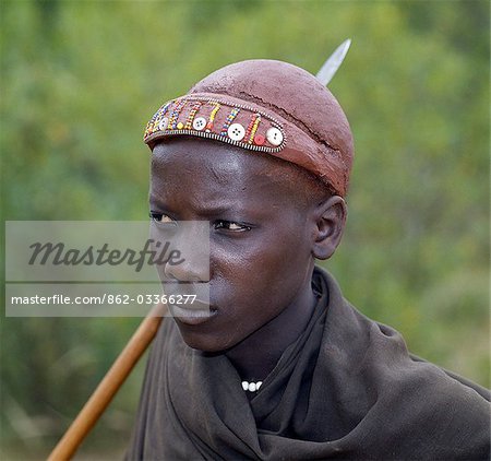 Un jeune Pokot a ses cheveux style avec de l'argile ocrée et orné de perles et de boutons pour désigner sa circoncision récente.