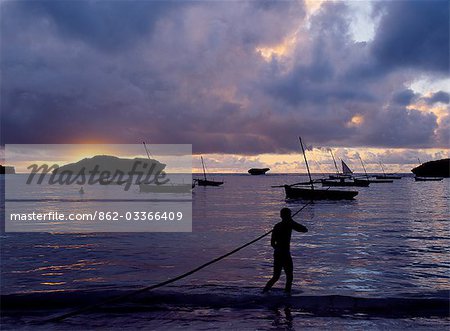 Pêcheurs énoncée au lever du jour dans leur métier en bois traditionnel, appelé en Swahili Ki mashua, à pêcher au-delà de la barrière de corail, qui se trouve à moins d'un kilomètre au large. Le récif leur confère une protection de haute mer de l'océan Indien pendant les vents de la mousson.