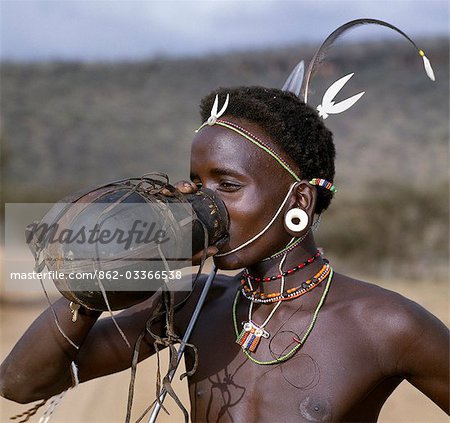 Jusqu'à un an avant sa circoncision, un garçon de Samburu sera style ses cheveux dans un distinctif ""bol à pouding"" forme et souvent rub charbon et graisse dedans.Les garçons non circoncis sont considérés comme enfants quelle que soit leur âge. Ils n'ont aucun debout dans la tribu et n'appartiennent pas à un jeu d'âge.