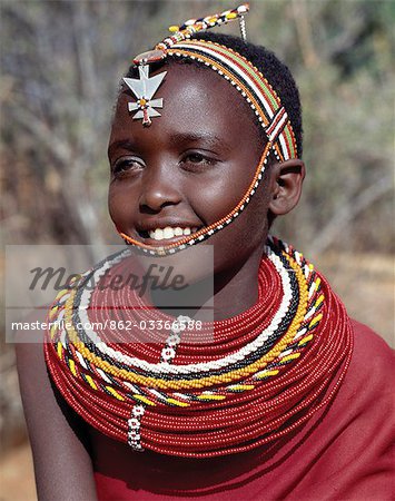 Une jolie fille Samburu en habit traditionnel.