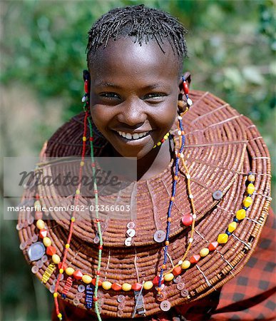Une jeune fille de Pokot porte gros colliers fabriqués à partir des tiges d'herbe de carex, qui sont ensuite recouverts d'un mélange de graisses animales et rouge ocre avant d'être décoré avec des boutons et des perles.