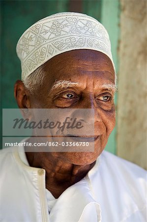 Au Kenya, l'île de Lamu, Lamu. Un ancien résident de la ville de Lamu, vêtu de son kofia ou brodé chapeau musulman.
