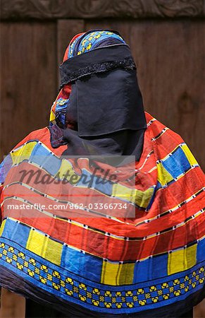 Kenia, Lamu Insel Lamu. Eine muslimische Frau Lamu Stadt trägt einen Schleier Buibui oder Gesicht mit einem geschmückten Wrap Kleid schwarzes ausgleichen.