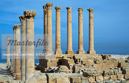 Tempel der Isis in der antiken römischen Stadt Sabratha im 1. Jahrhundert nach Christus gebaut. Es blickt auf den Mittelmeerraum im Einklang mit seiner Hingabe an die ägyptische Göttin Isis, gesehen hier als der Beschützer der Seefahrer