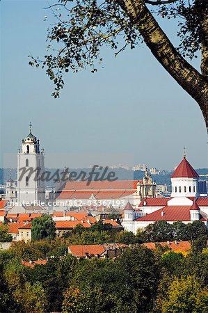 Lituanie, Vilnius. Une vue de l'église Saint-Jean et un 16ème siècle clocher - partie du patrimoine mondial de l'Unesco à Vilnius.