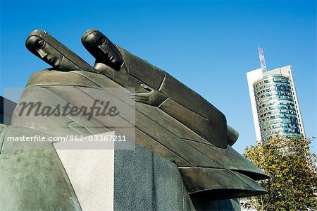 Litauen, Vilnius. Ein modernes Denkmal außerhalb Europa Tower einkaufen komplexe