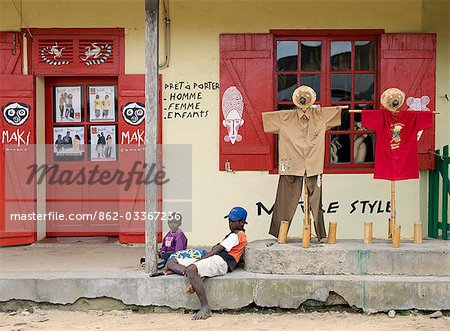 Une boutique près de l'entrée au Parc National d'Isalo à Ranohira, peints de couleurs vives. Les mannequins innovants illustrant les lémuriens attirent les visiteurs du parc dans le magasin.