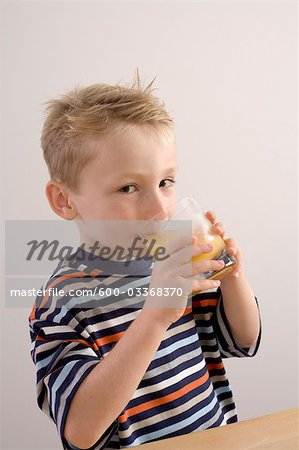 Junge Orangensaft trinken
