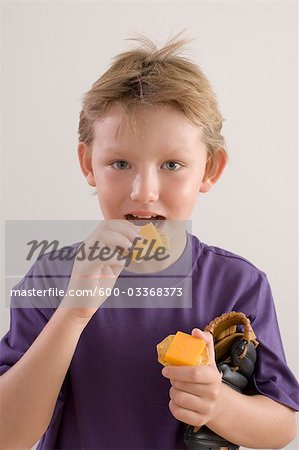 Junge essen Käse