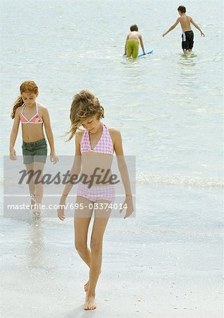 Kinder spielen am Strand