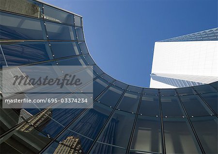 Wolkenkratzer mit Reflektion der Gebäude an der Fassade, niedrigen Winkel, abstrakt