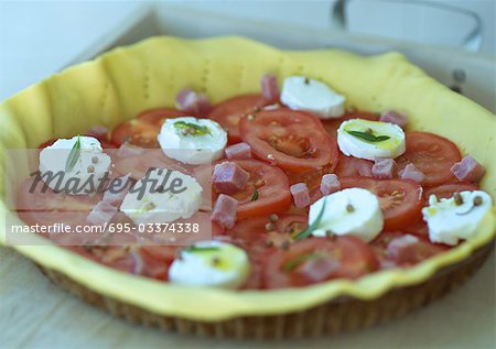 Tomate, tarte de jambon et fromage de chèvre, non cuite