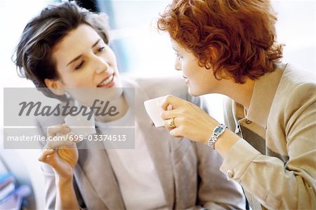 Zwei Geschäftsfrauen mit Kaffee