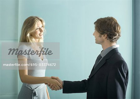 Professionelle Mann und Frau, die Hände schütteln