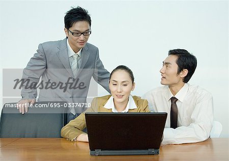 Drei Geschäftspartner mit laptop