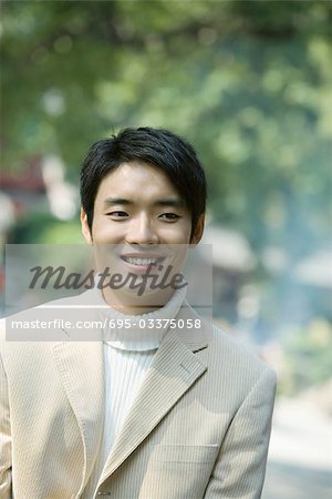 Jeune homme souriant, portrait