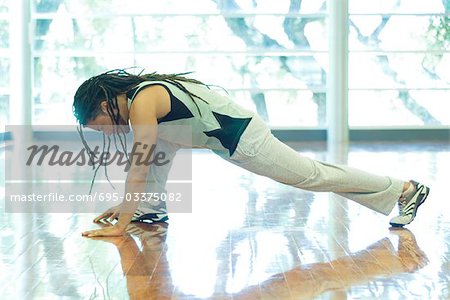 Man doing lunge, full length