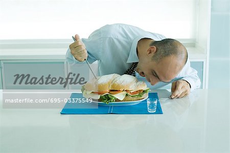 Mann beißt in großen sandwich