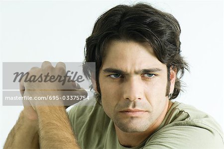 Mann hält gefalteten Hände, furrowing Stirn, portrait
