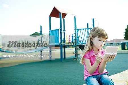 Kind auf dem Spielplatz, Video-Spiel