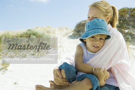 Kleiner Junge mit Mutter am Strand